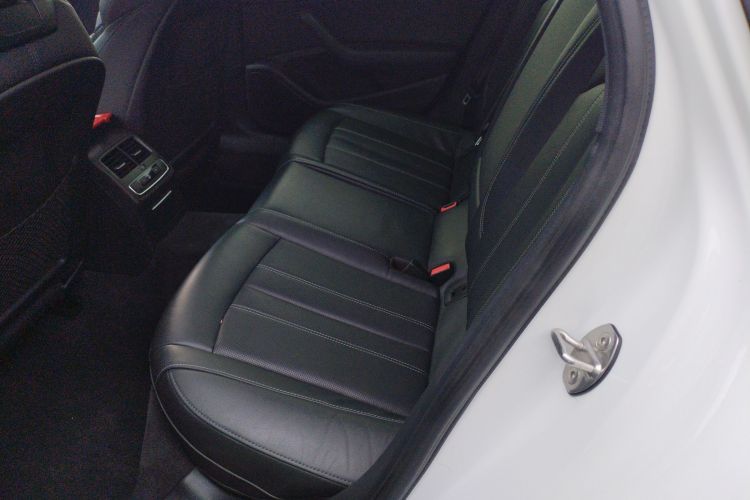 奥迪A4L 2022款 45 TFSI quattro 臻选动感型中控内饰21