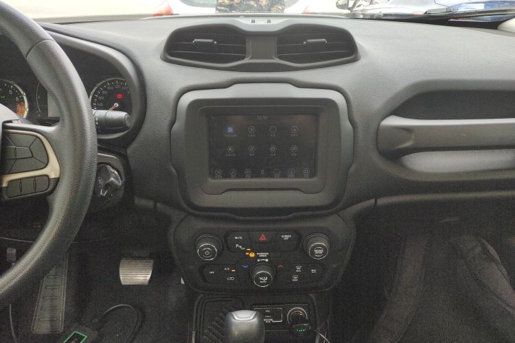 Jeep 自由侠 2018款 互联大屏版 180T 自动高能版中控内饰16