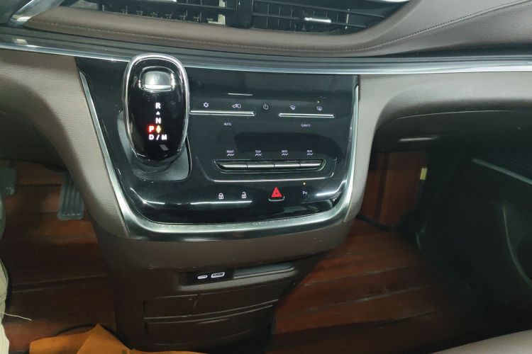 别克GL8 2022款 陆上公务舱 652T 豪华型中控内饰18