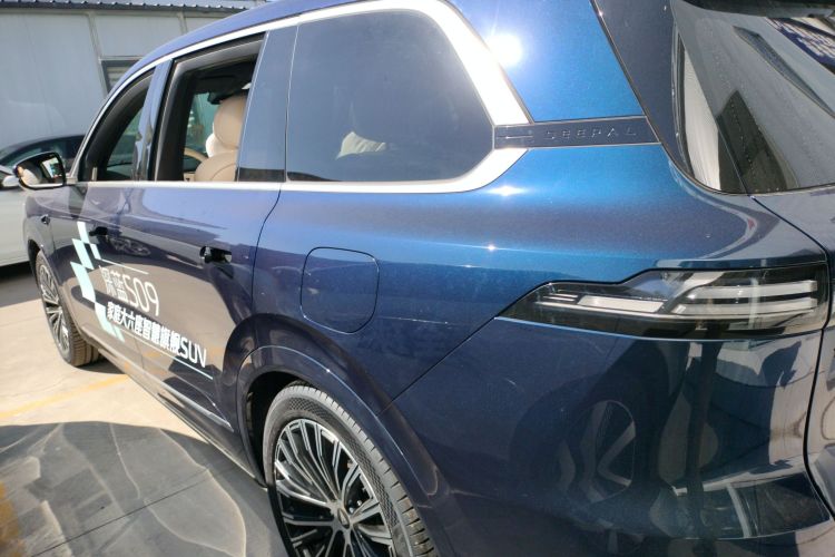 深蓝汽车 深蓝S09 2025款 四驱Ultra+ 高定版车身外观4