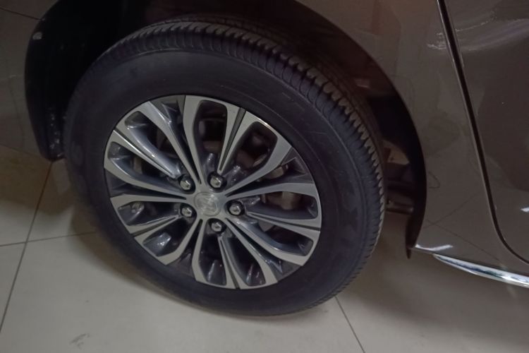 别克GL8 2023款 陆上公务舱 舒适型车身外观6008