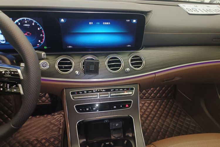 奔驰E级 2023款 改款 E 300 L 运动豪华型中控内饰16