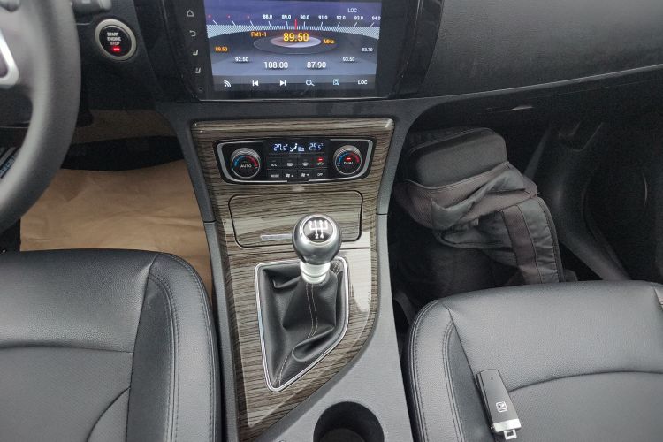 众泰T600 2016款 1.5T 手动旗舰型中控内饰18