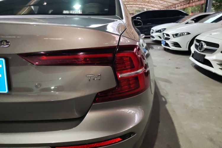 沃尔沃S60 2020款 T4 智逸豪华版车身外观9