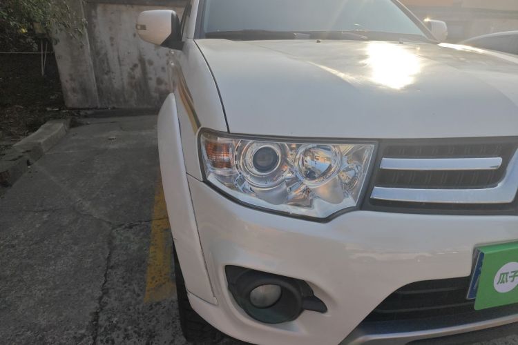 三菱 帕杰罗·劲畅 2013款 3.0L 自动两驱豪华版车身外观8