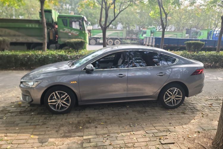 比亚迪 秦PLUS 2024款 荣耀版 EV 420KM领先型车身外观6003