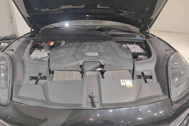 保时捷 2023款 Cayenne Coupé 3.0T 铂金版机舱底盘24
