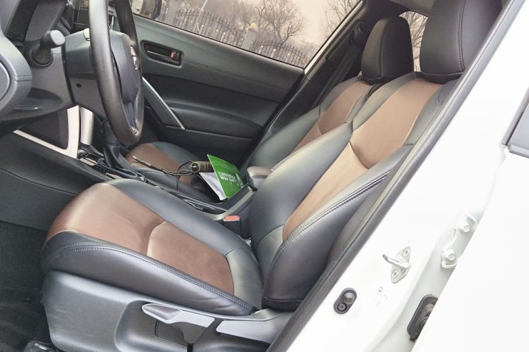 丰田 卡罗拉锐放 2023款 2.0L 精英版中控内饰19