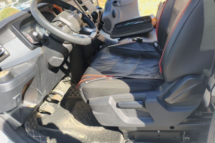 江铃福顺 2023款 2.0T 手动短轴低顶商运型多功能乘用车6座 双开尾门局部细节19