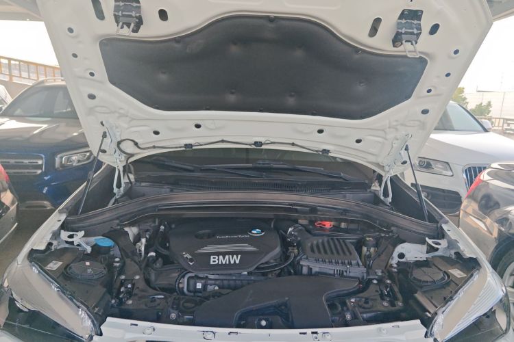 宝马X1 2019款 sDrive18Li 时尚型机舱底盘24