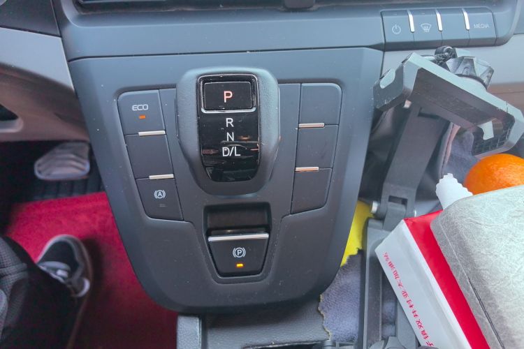 福特 全顺 2023款 2.0T汽油自动多功能商用车中轴中顶5/6座中控内饰18