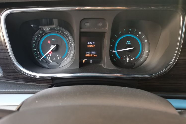 别克GL8 2011款 3.0L GT豪华商务豪雅版中控内饰15