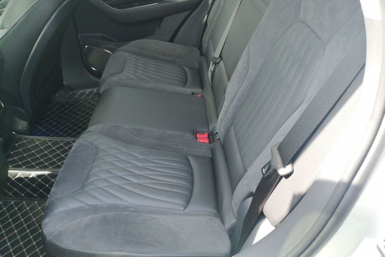 红旗HS5 2022款 2.0T 智联旗享四驱版中控内饰21