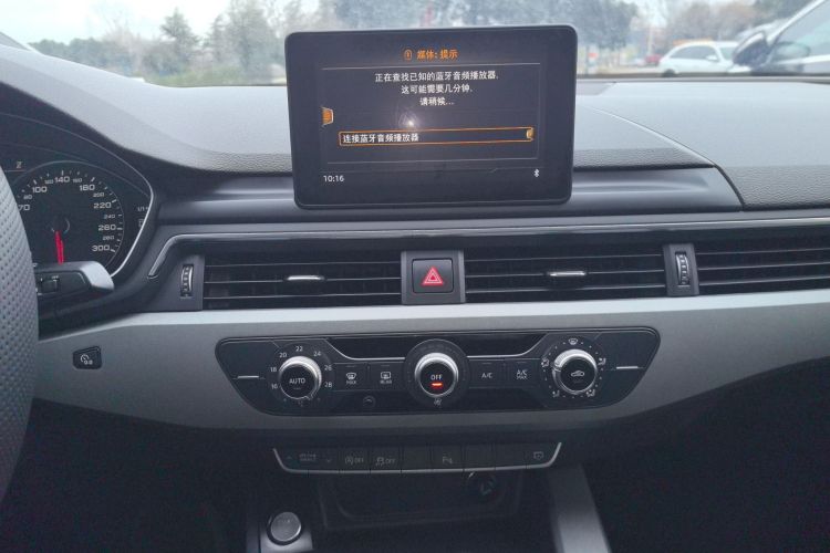 奥迪A4L 2018款 30周年年型 40 TFSI 进取型中控内饰16