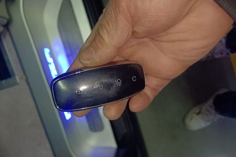 腾势D9 2022款 DM-i 970 四驱旗舰型中控内饰7001