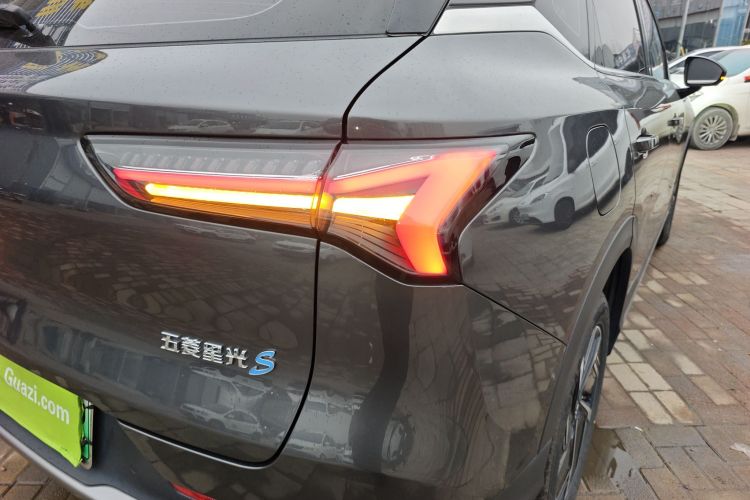 五菱汽车 五菱星光S 2024款 130km 旗舰型车身外观9