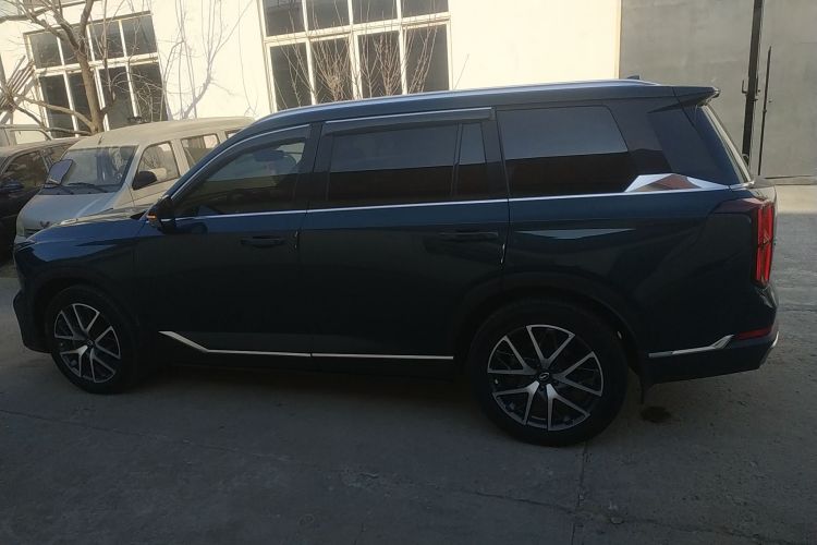 广汽传祺 传祺GS8 2022款 领航系列 2.0TGDI 两驱豪华智联版（七座）车身外观4