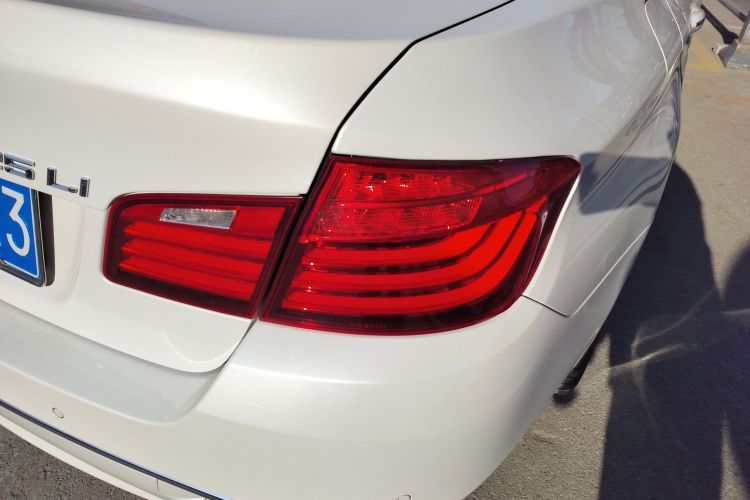 宝马5系 2014款 525Li 豪华设计套装车身外观9