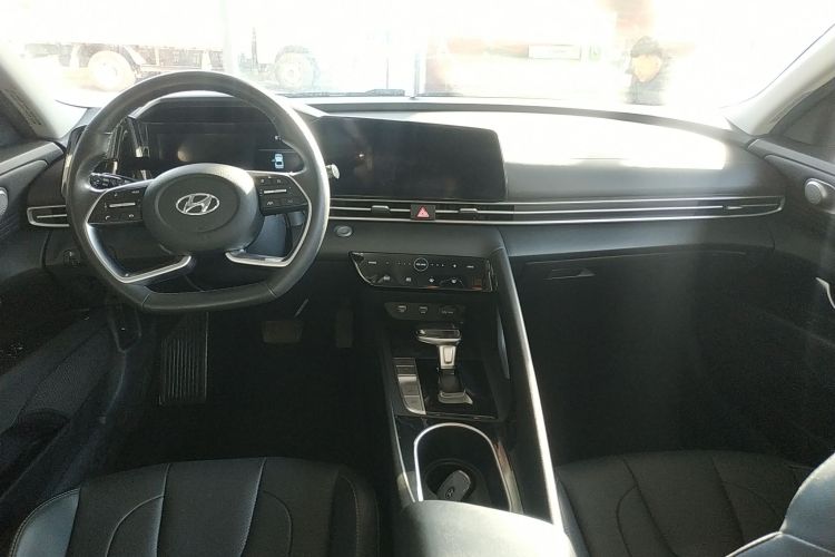 现代 伊兰特 2021款 1.5L CVT LUX尊贵版中控内饰12