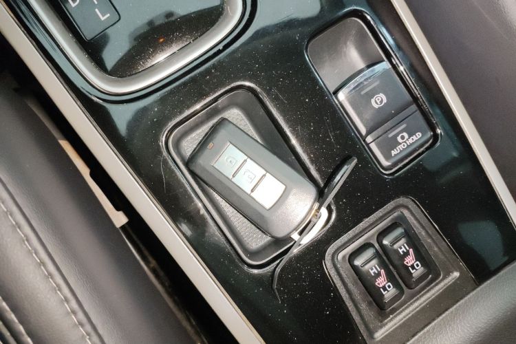 三菱 欧蓝德 2019款 2.0L 两驱畅享版 5座 国V中控内饰7001