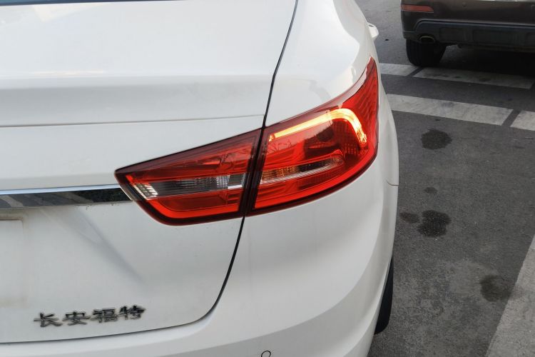 福特 福睿斯 2015款 1.5L 自动时尚型车身外观9