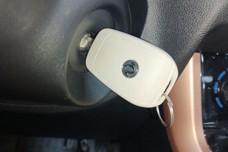 东风纳米EX1 2023款 PRO 轻风版闪电型中控内饰7001