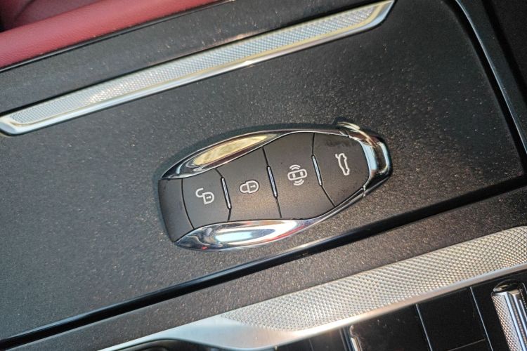 红旗H5 2023款 2.0T 自动智联旗享版中控内饰7001