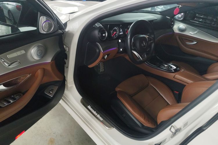 奔驰E级 2017款 E 200 运动型中控内饰20