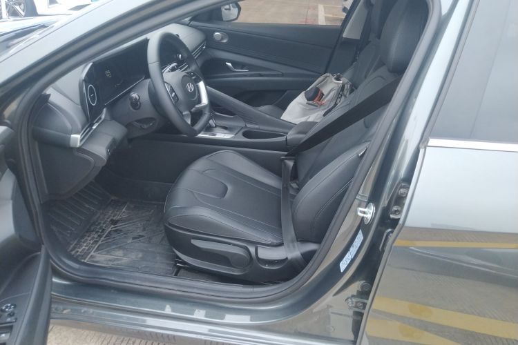 现代 伊兰特 2023款 1.5L CVT GLX精英版中控内饰19