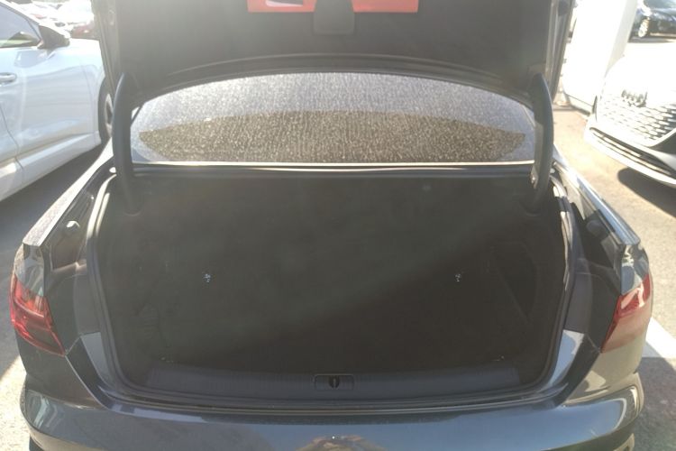 奥迪A4L 2024款 40 TFSI quattro RS套件燃速型机舱底盘23