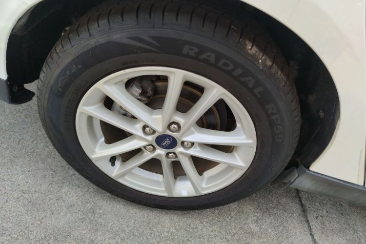 福特 福克斯 2018款 三厢经典 1.6L 自动风尚型智行版车身外观56