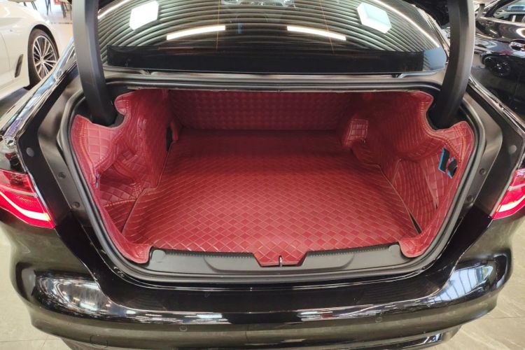 捷豹XEL 2024款 2.0T 250PS R-DYNAMIC S耀黑运动版机舱底盘23