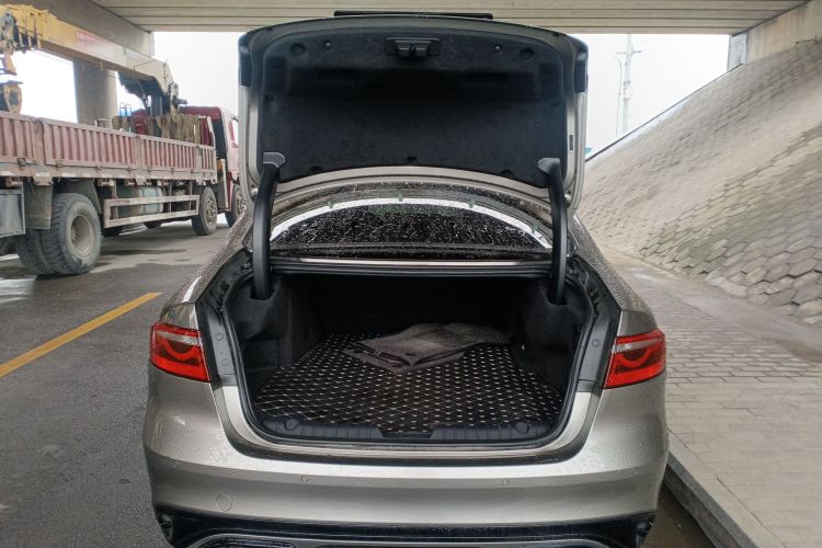 捷豹XFL 2021款 XFL 2.0T P250 四驱曜黑运动版机舱底盘23