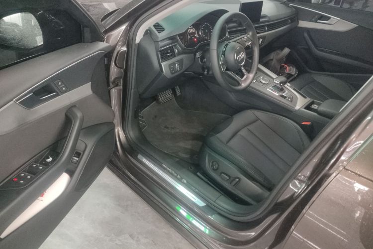 奥迪A4L 2018款 30周年年型 40 TFSI 进取型中控内饰20