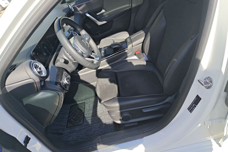 奔驰A级 2019款 A 180 L 运动轿车中控内饰19