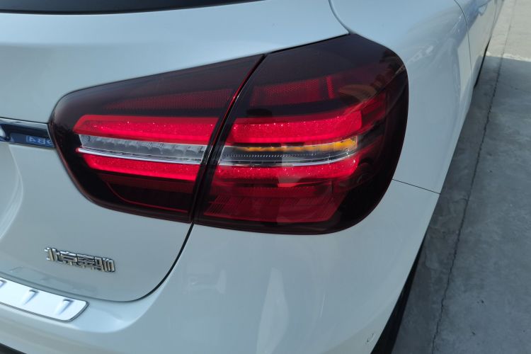 奔驰GLA 2018款 GLA 200 时尚型车身外观9