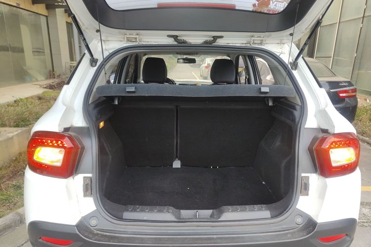 中华V3 2016款 1.5L 手动舒适型机舱底盘23