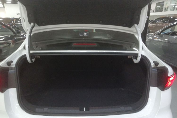 吉利汽车 帝豪 2026款 第4代 400万纪念款 1.5L CVT飞越型机舱底盘23