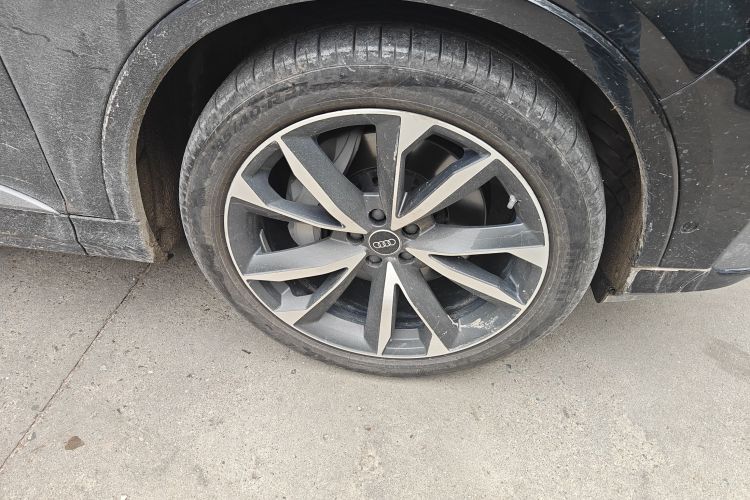 奥迪Q7 2023款 55 TFSI quattro S line运动型车身外观10