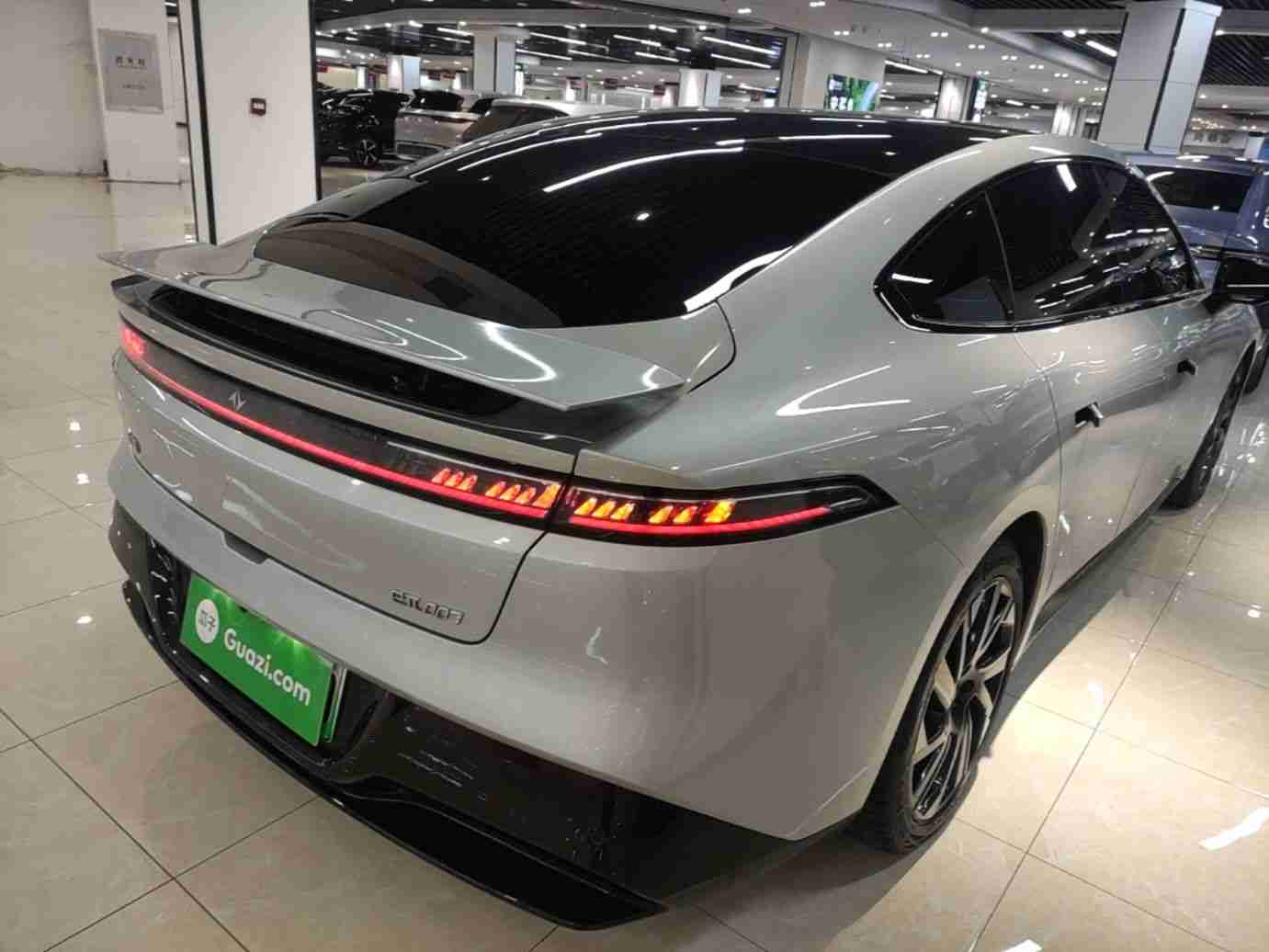 车辆右后45度视角，展示掀背造型与车身线条