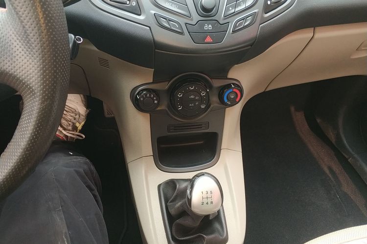 福特 嘉年华 2013款 三厢 1.5L 手动时尚型局部细节18