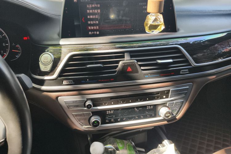 宝马7系 2018款 740Li 领先型 M运动套装中控内饰16