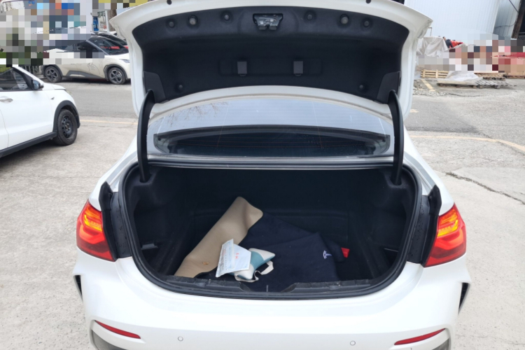 宝马1系 2021款 改款 125i M运动曜夜版机舱底盘23