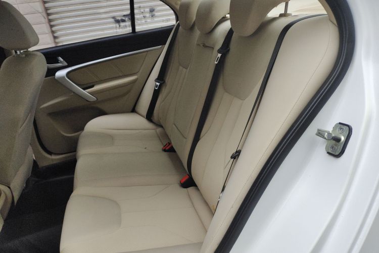 吉利汽车 帝豪 2017款 三厢百万款 1.5L 手动时尚型中控内饰21