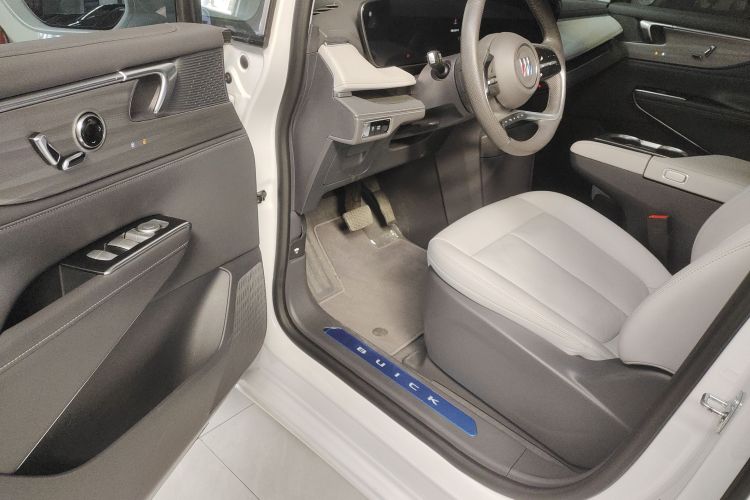 别克GL8 2025款 陆尊 智享版中控内饰7003