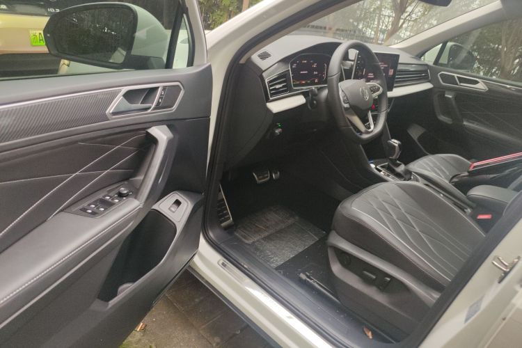 大众 途观L 2024款 出众款 330TSI 自动两驱R-Line龙耀版中控内饰20