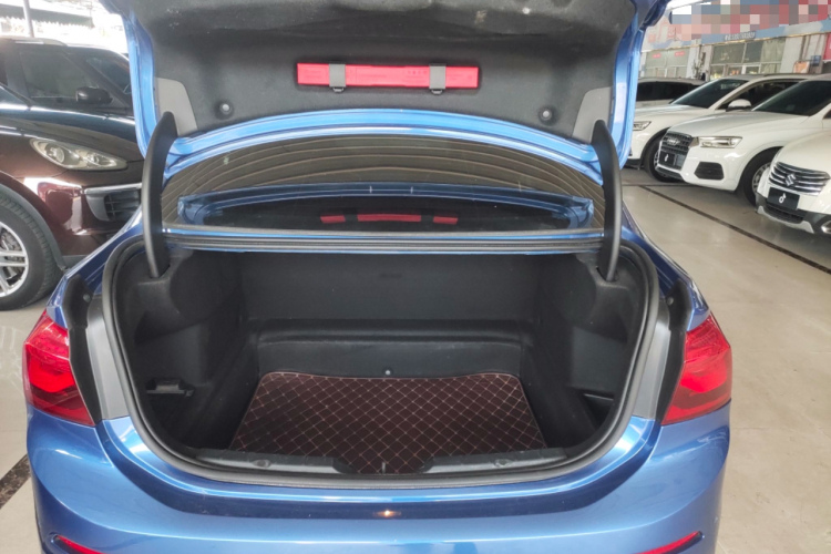 宝马1系 2019款 118i 时尚型中控内饰23