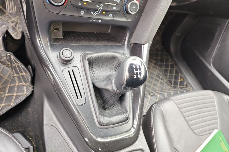 福特 福克斯 2015款 三厢 1.6L 手动风尚型中控内饰18