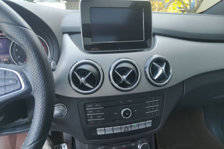 奔驰B级 2015款 B 200 动感型中控内饰16