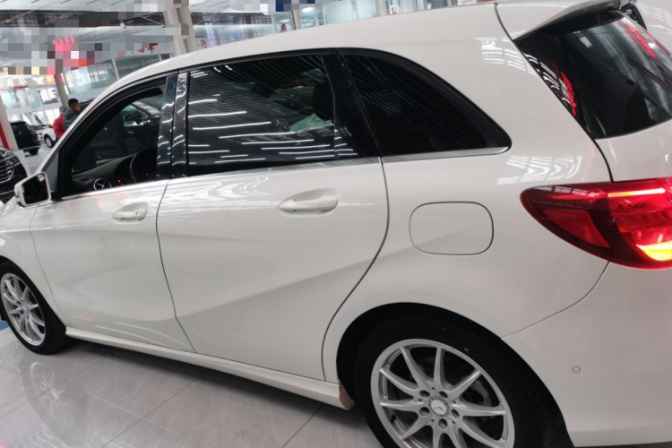 奔驰B级 2015款 B 200 动感型车身外观4